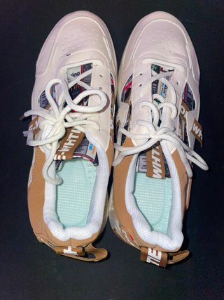 Zapatos Deportivos Beige y Blanco