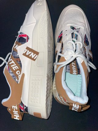 Zapatos Deportivos Beige y Blanco