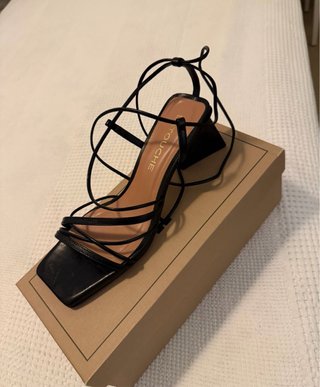 Sandalias negras con tiras marca lautouche