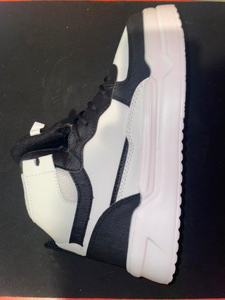 Zapatillas deportivas altas negras y blancas