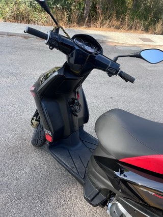 Aprilia SR Motard 125cc Scooter Negra/Roja