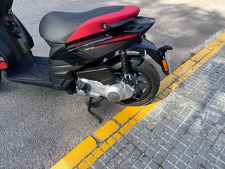 Aprilia SR Motard 125cc Scooter Negra/Roja