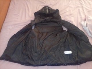 Chaleco negro con capucha