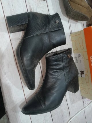 Lote de Botines Xti Marrones y Negros Talla 36