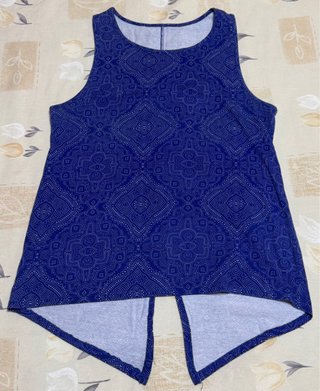 Camiseta azul con estampado blanco.