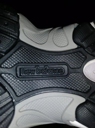 Zapatillas New Balance Plata y Blanco