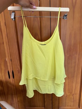 Top amarillo con volantes
