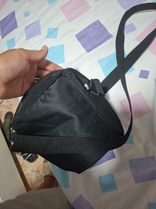 Bolso bandolera negro con detalles