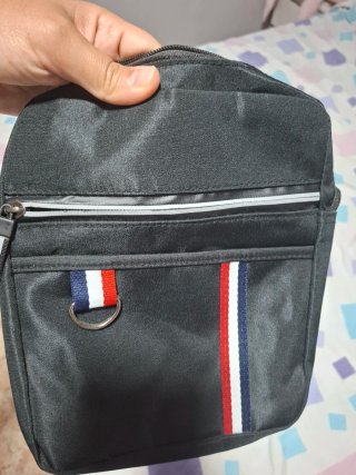 Bolso bandolera negro con detalles