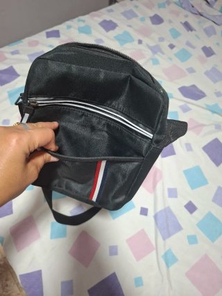 Bolso bandolera negro con detalles