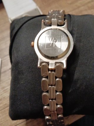 Reloj de pulsera plateado y dorado de mujer