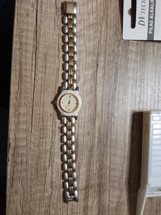 Reloj de pulsera plateado y dorado de mujer