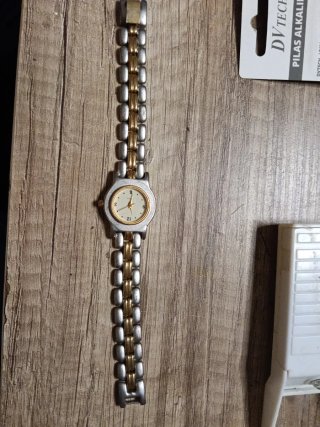 Reloj de pulsera plateado y dorado de mujer