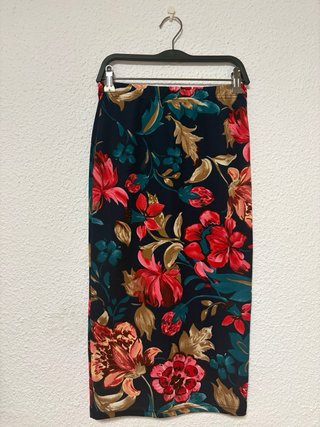 Conjunto top floral manga corta y falda midi