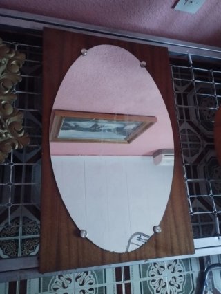 Espejo ovalado de madera