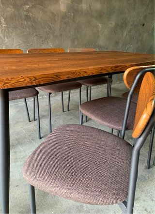 Mesa de madera y metal