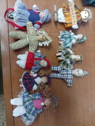 Muñecas de porcelana variadas