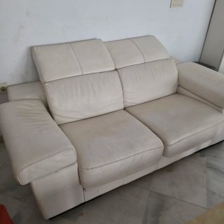 Sofá de piel beige