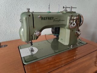 Máquina de coser Refrey Transforma 427 con mueble.