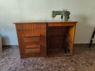 Máquina de coser Refrey Transforma 427 con mueble.
