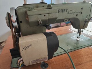Máquina de coser Refrey Transforma 427 con mueble.