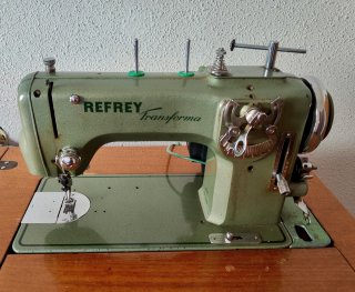 Máquina de coser Refrey Transforma 427 con mueble.