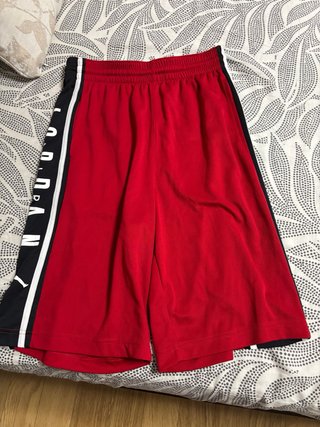 Pantalones cortos Jordan rojos. Talla XL niño