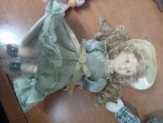 Muñeca antigua porcelana vestido verde