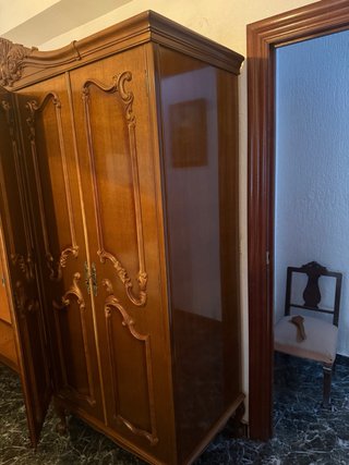 Armario 4 puertas madera copete tallado