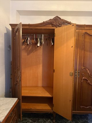 Armario 4 puertas madera copete tallado