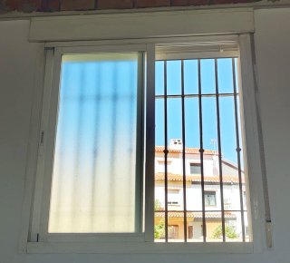 Ventana aluminio blanco con persiana