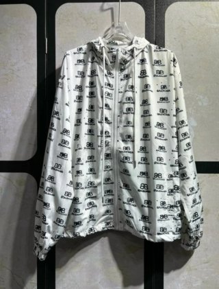 Chaqueta Balenciaga blanca con logo