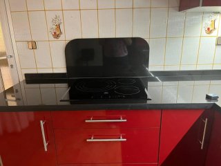 Cocina modular roja y plateada