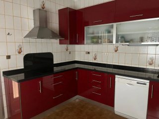 Cocina modular roja y plateada