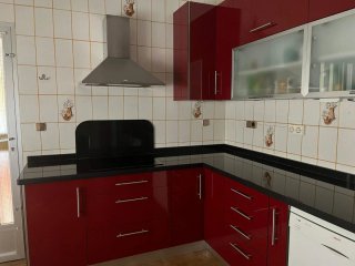 Cocina modular roja y plateada