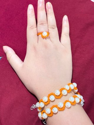 Conjunto de pulseras y anillo de cuentas
