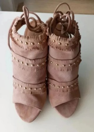 Sandalias tacón tachuelas doradas y flecos