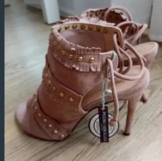 Sandalias tacón tachuelas doradas y flecos