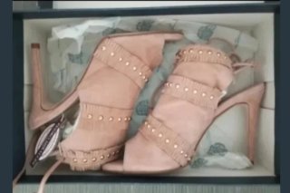 Sandalias tacón tachuelas doradas y flecos