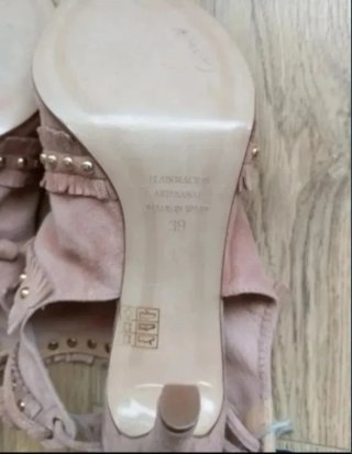 Sandalias tacón tachuelas doradas y flecos