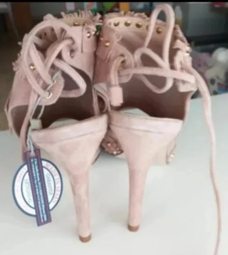 Sandalias tacón tachuelas doradas y flecos
