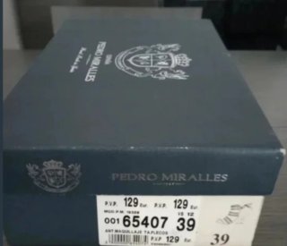 Sandalias tacón tachuelas doradas y flecos