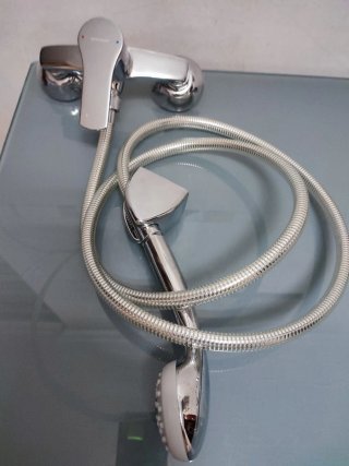 Grifo Ducha Bañera y Lavabo y otro de  Ducha,