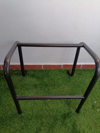 Soporte metálico para silla o sillón