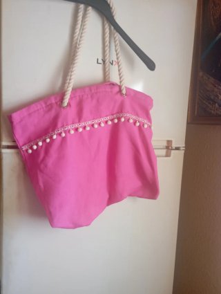 Bolso de playa rosa con pompones