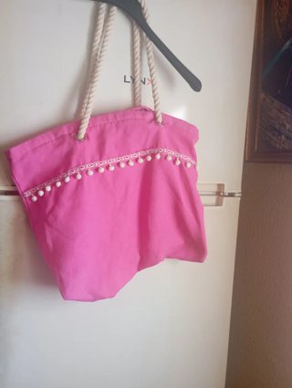 Bolso de playa rosa con pompones