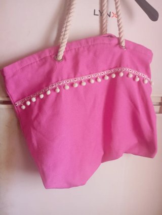 Bolso de playa rosa con pompones