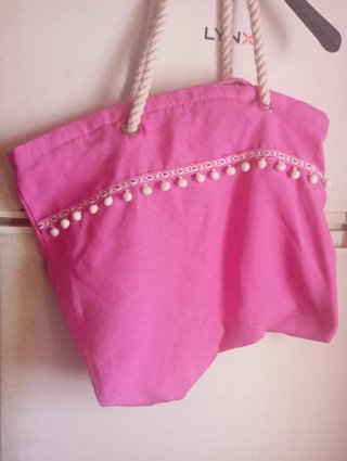 Bolso de playa rosa con pompones