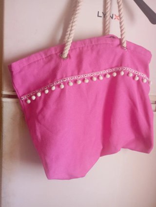 Bolso de playa rosa con pompones