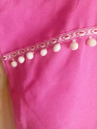 Bolso de playa rosa con pompones